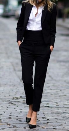 Can't go wrong with a classic black suit. Trying to get brave enough to try this silhouette in pants! Minimalisticky Chic, Black And White Outfit, Mode Tips, Casual Chique, Women Flats, Looks Black, Professional Attire, Inspired Outfits, 가을 패션