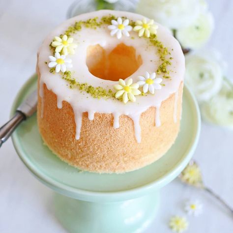 Mint lemon chiffon cake with daisy sugar flowers...Perfect welcome to spring lighter dessert tastes Chiffon Decorations Cake, Chiffon Cake Design, Chiffon Cake Decoration Ideas, Chiffon Cake Decoration, Mini Chiffon Cake, Lemon Chiffon Cake, Mini Bundt Cakes, Lemon Chiffon, Light Desserts