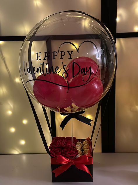 Valentines Balloons Bouquet, Mothers Day Balloons, Valentines Balloons, Chocolate Hampers, Balloon Crafts, Diy Gift Set, Gifts Wrapping Diy, Balloon Arrangements, Balloon Gift