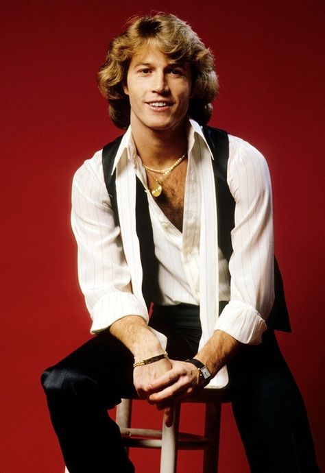 Andy Gibb. ❤ God I loved Andy Gibb!!!!!!!!!!!!!! Dr Hook, Celebrities Who Died, Musica Disco, Robin Gibb, Andy Gibb, Barry Gibb, The Bee Gees, Gone Too Soon, Studio 54