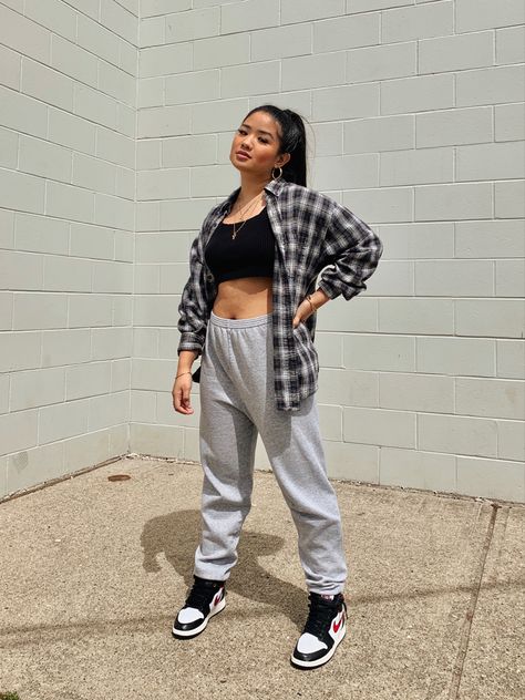 A summer cozy streetwear outfit. Black crop top, a black and white plaid flannel, grey sweatpants, and Nike Air Jordan 1 sneakers. Long black hair and gold jewelry. @yzobelb Outfit Streetwear Girl, Streetwear Outfit Black, Girls Flannel Outfit, Summer Streetwear Outfits, Y8 Games, Outfits Flannel, Black Sweatpants Outfit, Summer Sweatpants, Gray Sweatpants Outfit