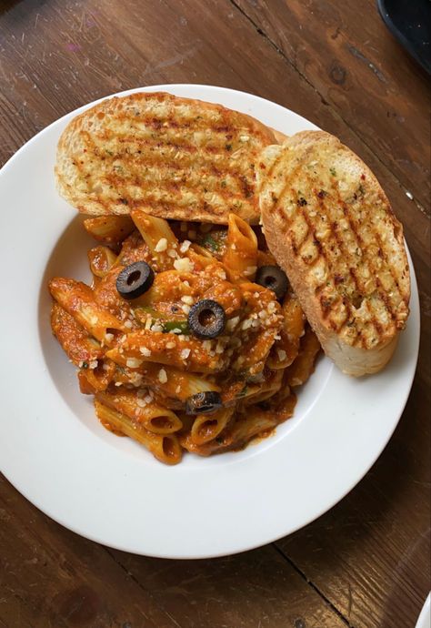 #pasta #cafe #aesthetic #garlicbread #redsauce #instagram #food Pasta And Garlic Bread Aesthetic, Pasta Aesthetic Instagram, Arrabbiata Pasta, Red Sauce Pasta, Food Pic, Cafe Aesthetic, Cartoon Boy, Red Sauce, Instagram Food