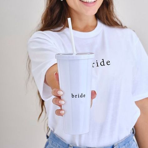 Online Party Shop - est.2012 | Favor Lane Shelley Sykes on Instagram: "Bride hydration goals 👰🤍 
Yes 🙌🏻 the Bride can hydrate in style at her hens party and/or on the big day!! 

🤫 And guess what? 
We’ve got pretty pink ones for the bridesmaids too 🎀

Pop online now to check them out! 
www.favorlane.com.au 

#trendingnow #trendingproducts #bridegoals #bridetrends #weddingtrends #bridevibes #henpartyideas #henpartyweekend #hensdayinspo #weddingdayready #weddingdaydetails #bridalshowerdecor #perthbride #sydneybride #melbournebride #brisbanebrides #bridetobe #weddingplanning #weddingstyling" Bridal Shower Cups, Bride Cup, Bachelorette Cups, Bride Tumbler, Bachelorette Tumblers, Christmas Dress Up, Christmas Place Cards, Hen Weekend, Ginger Ray