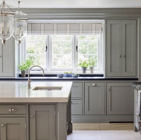 Five of Our Favorite Farrow and Ball Paint Shades – English Traditions Farrow And Ball Kitchen, Sims Hilditch, Built In Bunks, Farrow And Ball Paint, Farrow And Ball, Simple Kitchen, Paint Shades, Farrow Ball, Beautiful Kitchens