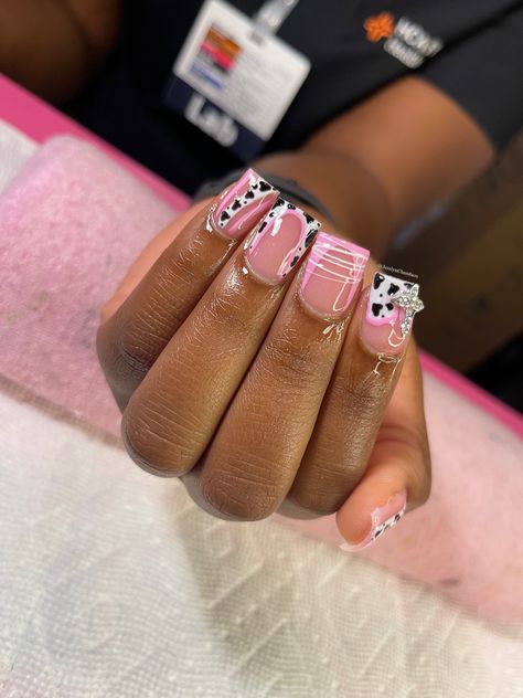 Shorties freestyle design 🐄💓 Shortie Freestyle Nails, Shorties Acrylic Nails Freestyle, Short French Tip Freestyle, Short Freestyle Nail Designs, Short Freestyle Nails With Charms, Green Freestyle Nails Short, Mix Match Nail Designs, Short Nail Freestyle, Frenchie Freestyle Nails