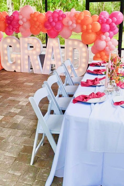 Graduation Party Colors, Outdoor Graduation Party, Grad Party Centerpieces, End Of School Party Ideas, Pink Graduation Party, Grad Party Theme, Girl Graduation Party, End Of School Party, Graduation Party Pictures