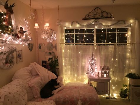 Winter Room Aesthetic, Red Pink Aesthetic, Pink Aesthetic Y2k, Art Photography Aesthetic, Black Tiktok, Smelling Good, Your Trash, Food Scraps, Dream House Rooms