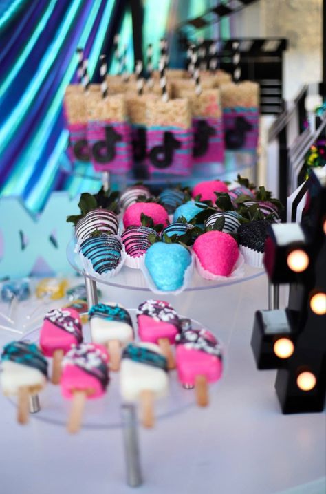 Tiktok Party Treats, Tiktok Theme Birthday Party, Tiktok Treats, Tiktok Party Decorations, Tiktok Party Ideas, Tik Tok Birthday Party Ideas, Tiktok Birthday Party Ideas, Tiktok Birthday Cake, Treats Birthday Party