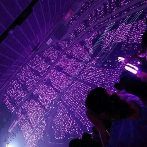 [PHOTO IS NOT MINE] [CRDT: RIGHTFUL OWNER] TWICE SAITAMA JAPAN TWICELAND ZONE 2 DAY 1 CONCERT. CANDY BONG OCEAN. ONCE OCEAN. PURPLE OCEAN. Concert Crowd, Concert Stage Design, Dark Purple Aesthetic, Bts Aesthetic Wallpaper For Phone, Army Wallpaper, Bts Aesthetic Pictures, Pop Idol, Bts Concert, Night Aesthetic