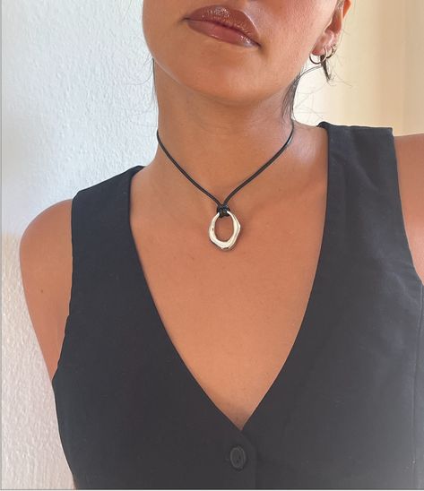 We love a Y2K moment with our black rope pendant necklace. This beautiful piece features an irregular oval pendant and is perfect for layering or to wear on it's own. Bling Outfits, Black Rope Necklace, Necklace With Pendant, Fotos Goals, Black Rope, Rope Necklace, Necklace Black, Oval Pendant, Cord Necklace