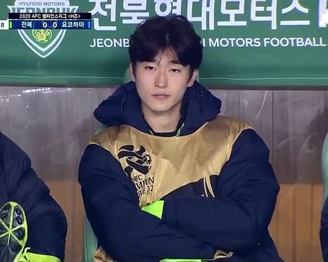 Cho Gue-sung, 24 and a striker for South Korea has racked up legions of adoring fans after appearing at the world cup - with this video of him on the sidelines racking up 7million views Gue Sung, Follower Count, Football Soccer, Ghana, South Korea, Soccer, Football, On Twitter, Twitter