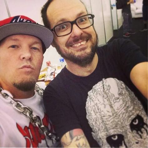 Fred and Jonathan. I love Jonathan's face in the picture lol. #KoRn #LimpBIzkit Fred Durst And Jonathan Davis, Fred Durst, Jonathan Davis