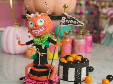 Glitterville's Stephen Brown uses foam, paint and plenty of glitter to make this sweet and silly treat box character for a sparkly Halloween! Paper Mache Easter Basket, Glitterville Christmas, Halloween Party Boxes, Rajiv Surendra, Noel Cookies, Diy Halloween Spider, Sparkly Halloween, Box Character, Candy Favor Boxes