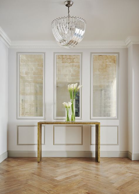 Antique mirror panels with bronze and Art Deco details on classic Green park apartment in London with wooden floors and flowers in a vase. Tiles Interior Design, Eglomise Mirror, Mirror Panel Wall, Luxury Retail Store, Chateaux Interiors, Interior Design Masters, Mirror Panel, Mirror Panels, Luxury Tile