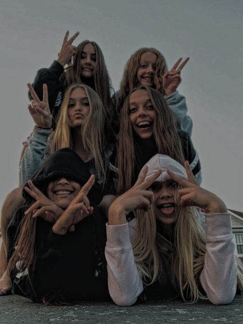 six girls , beyond happiness . Friendship Pics, Photos Bff, Best Friend Photoshoot, Best Friends Shoot, Friend Poses Photography, Foto Tips, Best Friends Aesthetic, Best Friend Photos, Cute Friend Pictures