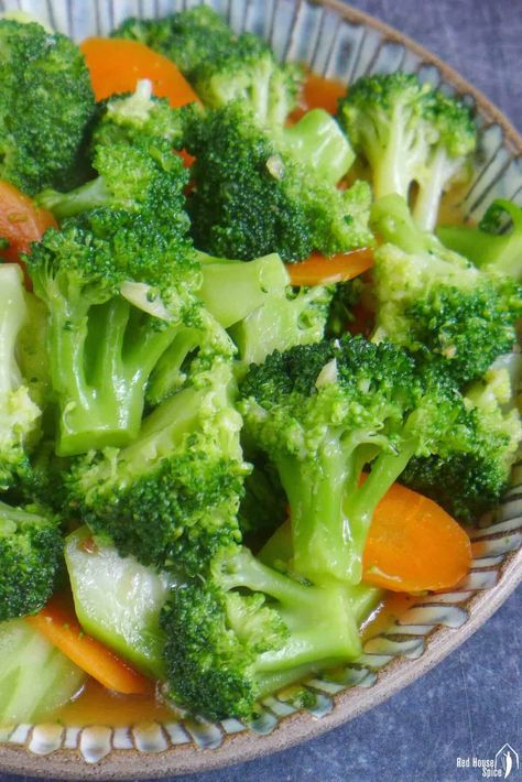 A must-try dish, broccoli with garlic sauce shows you a classic Chinese way to make vegetables irresistibly appealing. Vietnamese Broccoli Recipes, Garlic Broccoli Chinese, Steamed Chinese Vegetables, Asian Garlic Broccoli, Chinese Mixed Vegetables Recipes, Chinese Style Vegetables, Chinese Broccoli With Garlic Sauce, Broccoli Chinese Style, Chinese Vegetable Side Dishes