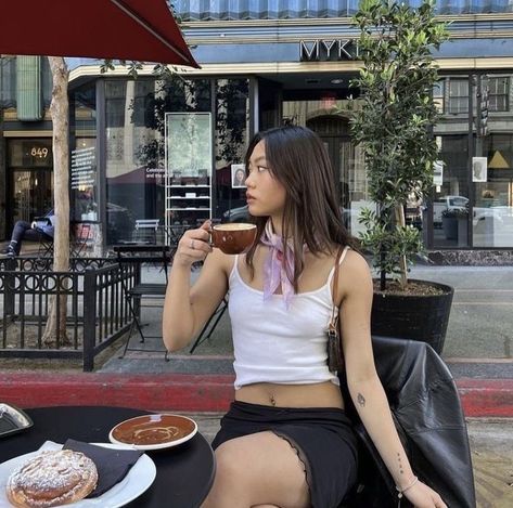 Ig Post Ideas Photo Coffee Shop, Cafe Outfit Ideas, Cafe Photoshoot Ideas, Ig Pics, Spring Outfit Ideas, Sitting Poses, Uptown Girl, Cute Spring Outfits, Best Photo Poses