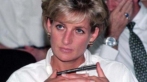 Een brief van de Britse prins Philip is opgedoken bij een veiling, waarin geschreven wordt over de dood van prinses Diana. Prins Philip, Diana Statue, Prins William, Princess Diana Photos, Prinz Harry, Camilla Parker Bowles, Princes Diana, Lady Diana Spencer, Diana Spencer