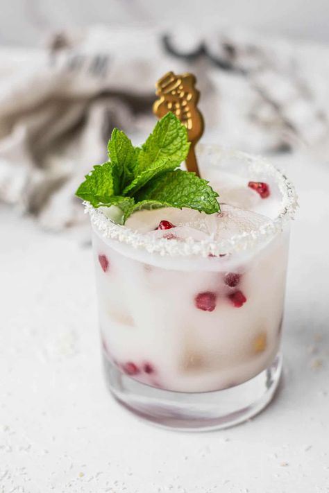 side view of coconut margarita with a gingerbread spoon. Mistletoe Margaritas, White Christmas Margarita, Christmas Pomegranate, Holiday Margaritas, Christmas Margarita, Pomegranate Margarita, Coconut Margarita, Frozen Margarita, Traditional Margarita