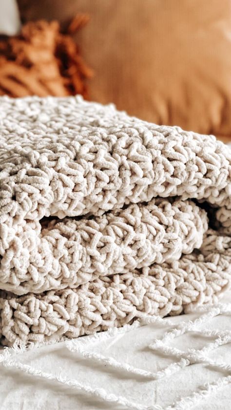 Crochet a Chunky Blanket in 4.5 hours – Free pattern - CJ Design Blog Chunky Bed, Chunky Yarn Crochet Pattern, Chunky Crochet Throw, Cj Design, Chunky Blanket Pattern, Bulky Yarn Crochet, Chunky Yarn Blanket, Chunky Yarn Crochet, Chunky Crochet Blanket Pattern