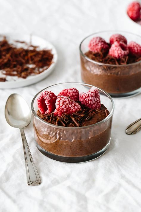 This chocolate chia pudding is so simple and amazingly delicious. It's the easiest healthy dessert recipe you can make with no baking and only requires 5 ingredients! Cashew Milk Recipe, Chocolate Chia Pudding Recipes, Chia Puding, Chocolate Chia Seed Pudding, Pudding Chia, Healthy Dessert Recipes Easy, Chocolate Chia Pudding, Easy Chocolate Desserts, Chia Seed Recipes