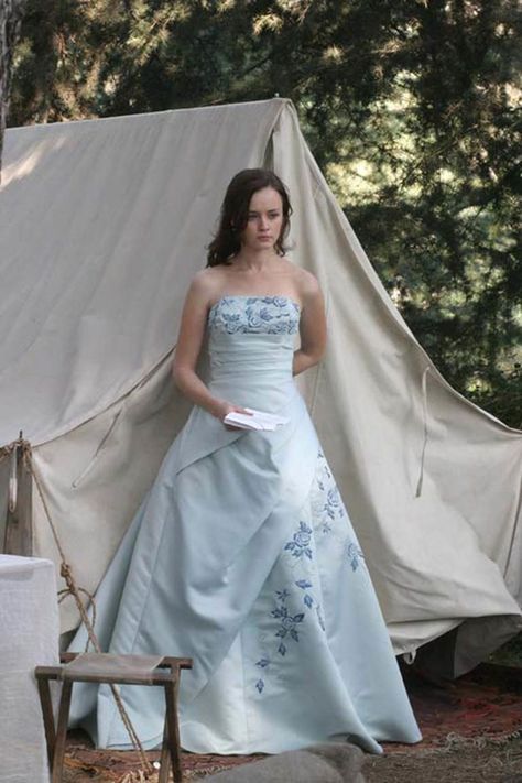 Rory Gilmore's best looks - INSIDER Rory Gilmore Dress, Rory Gilmore Style, Rory And Logan, Gilmore Girls Fashion, Gilmore Girls Outfits, Gilmore Girl, Mother Daughter Dress, Rory Gilmore, Mothers Dresses