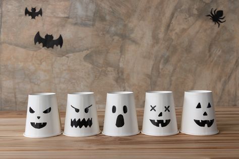 Halloween Cups Diy, Halloween Crafts Paper, Bat Background, Ghost Lollipops, Halloween Themed Birthday Party, Afternoon Crafts, Bricolage Halloween, Fun Halloween Crafts, Cement Wall