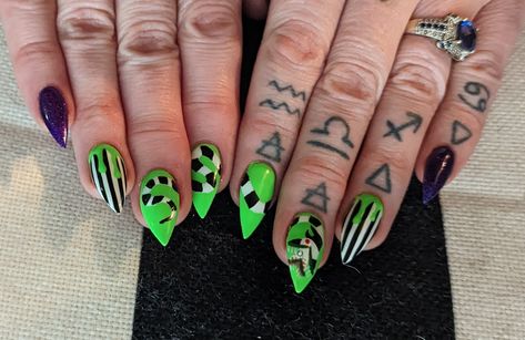 Black White And Green Nails, Neon Green Halloween Nails, Green And Black Halloween Nails, Black And Green Halloween Nails, Nails With Black And White, Beetle Juice Nails, Beetlejuice Nails, Sand Worm, Spooky Nail