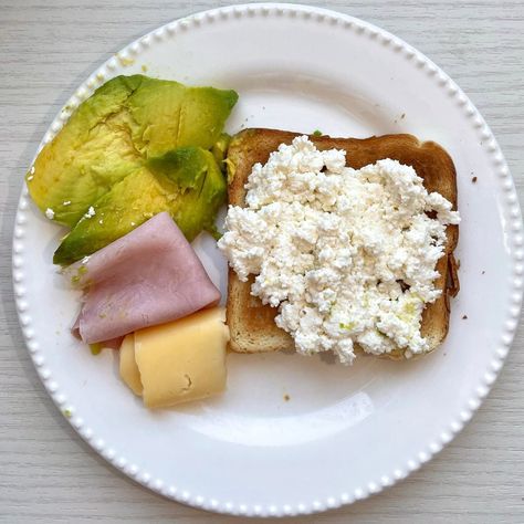 Buenas! Cómo andan? Hoy les dejamos 5 ideas de tostadas saladas para variar los desayunos y las meriendas 🍞 ✨ Tostada con.. 1- Hummus 2- Queso, tomate y huevo revuelto 3- Queso, miel, nueces y maní 4- Ricota, jamón, queso y palta 5- Huevo a la plancha y queso Para lograr un desayuno o merienda más completa en fibra y proteínas😎 Cuál idea les gustó más? 👇🏻 April 22, Hummus, Jam, On Instagram, Instagram