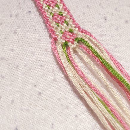 Indie Friendship Bracelet, Pink And Green Friendship Bracelet, Rabbit Bracelet Pattern, Friendship Bracelet Patterns Beginner, How To Start A Macrame Bracelet, Matching Bracelets Pattern, Simple Thread Bracelet Patterns, Pretty Friendship Bracelet Patterns, Normal Friendship Bracelet