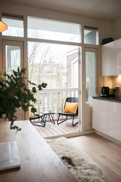 Dutch Apartment, Amsterdam Home, White Wicker Furniture, Amsterdam Apartment, Wood Lounge Chair, Couples Decor, Balcony Design Ideas, Corner Seating, White Tile Floor