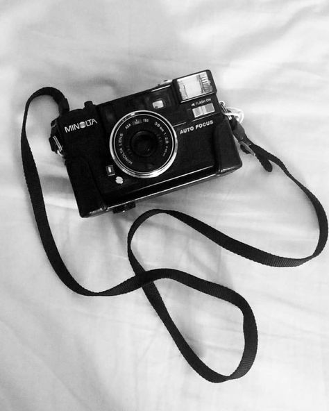 Camera Aesthetic Black And White, Belongings Aesthetic, Script Fame Dr, Fotocamere Vintage, Film Camera Photography, Black White Aesthetic, Cute Camera, Retro Gadgets, Vlogging Camera