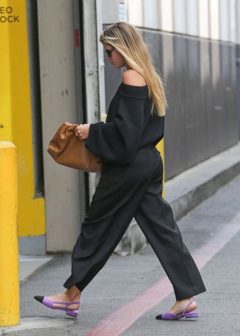 Sofia Richie Casual, Sofia Richie Chanel, Sophia Richie Outfits, Bottega Pouch, Sophia Richie Style, Sofia Richie Style, Work Vibes, Stealth Wealth, Sophia Richie