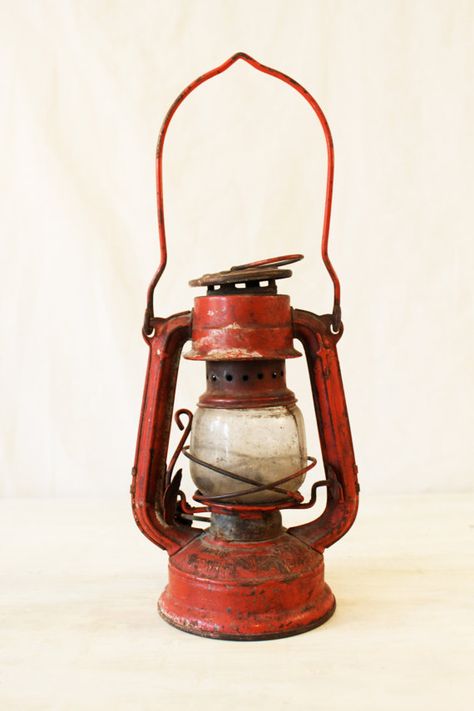 Railroad Lanterns, Camping Vintage, White Lantern, Old Lanterns, Vintage Lanterns, Red Lantern, Still Life Drawing, Vintage Objects, Still Life Art