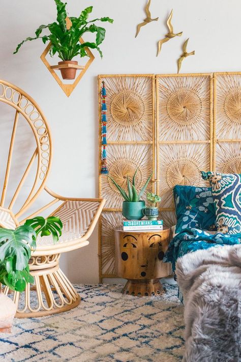 5 Headboard Alternatives You Can DIY This Weekend #SOdomino #room #interiordesign #wall #furniture #livingroom #turquoise #green #aqua Alternative Headboard, Headboard Alternative, Faux Headboard, Bohemian Bedrooms, Bohemian Bedroom Inspiration, Creative Headboard, Boho Headboard, Simple Headboard, Headboard Ideas