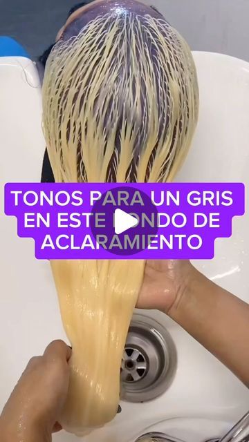 Top Magic Beauty | Belleza | Balayage | Colorimetria on Instagram: "💜Estos son los errores más comunes al momento de realizar un platinado :👇  ⚡️Pensar que se puede lograr sin decolorar.  ⚡️No decolorarar hasta una etapa adecuada.  ⚡️Aplicar sobre una decoloración dispareja.  ⚡️No aplicar la fórmula adecuada.  ⚡️Tiempos de pose muy extensos.  Hoy te comparto las 5 mejores fórmulas para poder aplicar sobre bases de decoloración perfectas.  1. Plata Extra Claro Etapa de decoloración 10 Fórmula: 1 tubo de 10.23 rubio Extra Claro Nacarado Dorado + 10 volúmenes.   2. Plata Profundo Etapa de decoloración 10 Fórmula: 10.21 Rubio Extra Claro Nacarado Cenizo + 10 volúmenes.   Para las otras 3 comenta FÓRMULA y te la envío al dm  Recuerda seguir la cuenta @topmagicbeauty para que te lle Balayage, Hair, Color