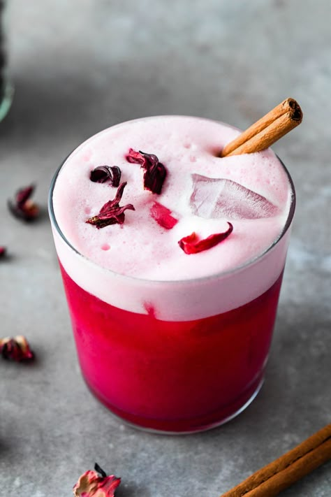 Hibiscus Water Recipe, Vodka Sour Recipe, Hibiscus Water, Hibiscus Cocktail, Vodka Sour, Baked Cinnamon Apples, Sour Cocktail, Tea Cocktails, Winter Cocktails