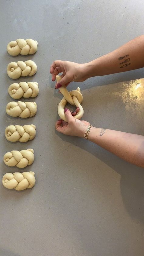 Challah Braiding, Jesus Cake, Kings Bread, Challah Rolls, Jewish Bread, Bread Gifts, Pastry Design, Braided Bread, Bread Shaping