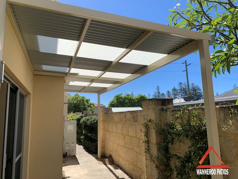 Perfect for staying out of the sun while still letting in the ✨GORGEUOS✨ sunlight, this stylish patio extension is perfect for bringing more utility to your home! Want a new patio, pergola, carport, or something custom? Contact Wanneroo Patios for all your outdoor needs! #perth #perthhome #perthbuilder #homesofperth #perthisok #boorloo #carpentry #builder #architecure #architectural #patio #pergola #outdoor #outdoorliving #summer #summerliving #summervibe #sun #sunsmart #sunshine Fourplex Exterior, Courtyard Roof, Slat Fencing, Patio Extension, Pergola Outdoor, Villa Courtyard, Coffee House Design, Pergola Carport, Aluminium Gates