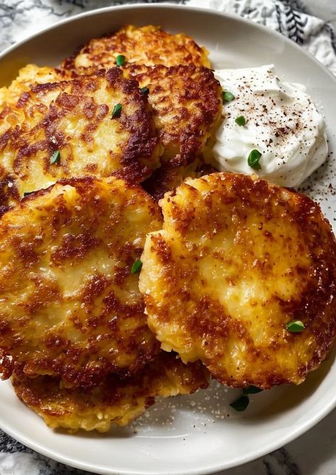 "Deliciously crispy Potato Pancakes 🥔🥞: Easy recipe, perfect for breakfast or brunch! Made with simple ingredients. Ready in 30 mins. #BrunchRecipes #PotatoPancakes #EasyMeals #BreakfastIdeas" Breakfast Potatoes Ideas, Potato Pancakes Shredded, Potato Pancakes From Mashed Potatoes, Freezer Potatoes, Parmesan Waffles, Pancakes Easy Recipe, Brunch Potatoes, Potatoe Pancakes, Potato Pancakes Easy