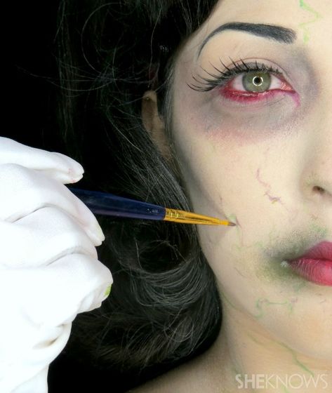 zombie snow white makeup Zombie Disney Princess, Zombie Snow White, Disney Princess Zombie, Snow White Makeup, Zombie Makeup Tutorials, Zombie Princess, Disney Princess Makeup, Creepy Zombie, Scarecrow Makeup