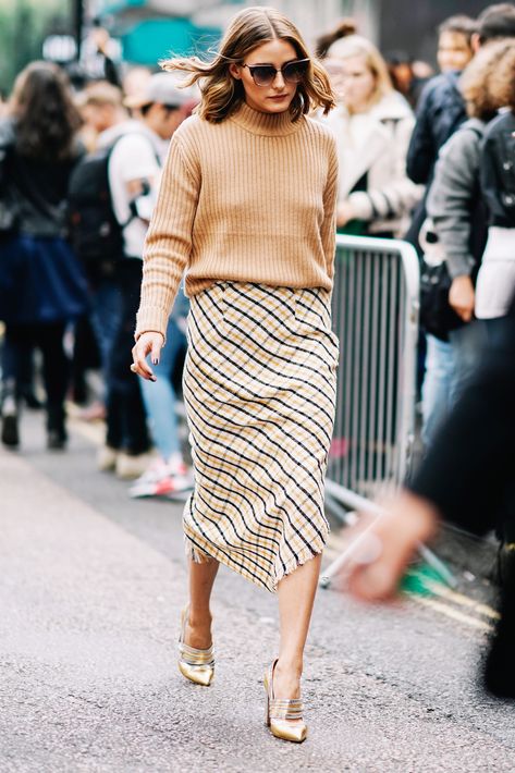 Recreate Olivia Palermo's Low-Key Looks | Who What Wear UK Street Style Skirt, Rok Midi, Estilo Olivia Palermo, London Fashion Weeks, Olivia Palermo Style, Pull Oversize, Rock Outfit, Looks Street Style, Outfit Trends