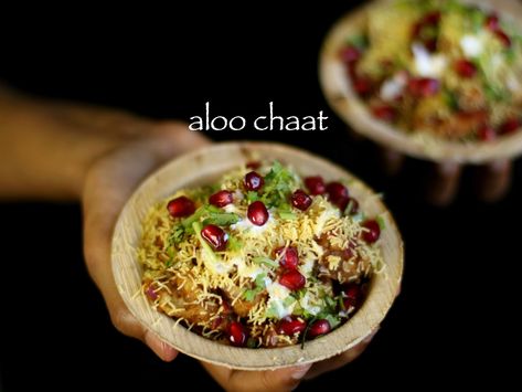 potato chaat, popular steet food of delhi/mumbai prepared with potato wedges. Aloo Chaat Recipe, Potato Chaat, Indian Street Style, Appetizers Vegetarian, Chats Recipe, Desi Street Food, Jamun Recipe, Master Board, Vegetarian Indian