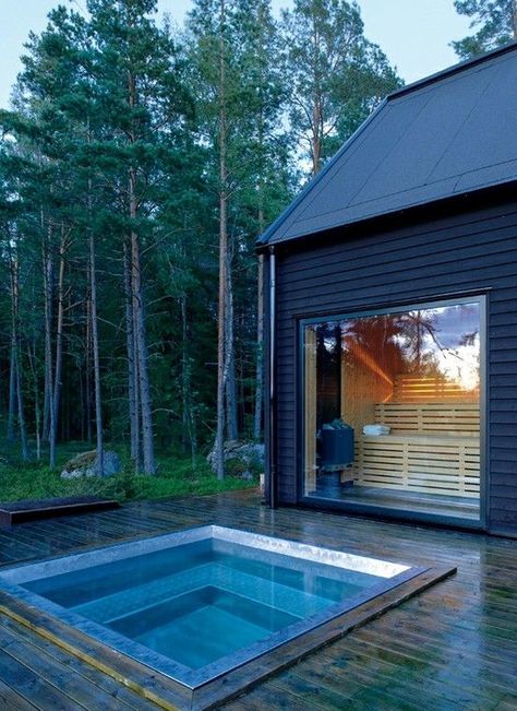 Heb je een tuinhuisje? Maak er een sauna van! Heerlijke welness aan huis voor de ultieme anti-stress ervaring!  saunatimes.com Dipping Pool, Outdoor Hot Tub, Sauna House, Wooden Deck, Finnish Sauna, Sauna Design, Outdoor Sauna, Small Pools, Outdoor Spa