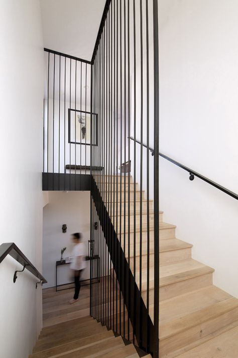 Re:model - Floor to ceiling metal rod guardrail for stairs Lisbon House, Stairs House, درج السلم, Metal Stair Railing, Stairs Railing, Stair Renovation, Open Trap, Staircase Remodel, Stair Railing Design