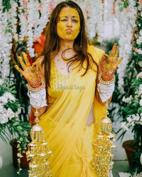 50+ Photo Ideas To Flaunt Your Kaleeras In The Most Beautiful Fashion | ShaadiSaga Haldi Poses For Bride, Haldi Ceremony Outfit, Indian Bride Photography Poses, Indian Wedding Poses, Top Wedding Trends, Bridal Photography Poses, Indian Bridal Photos, Bride Photography Poses, Bride Photoshoot