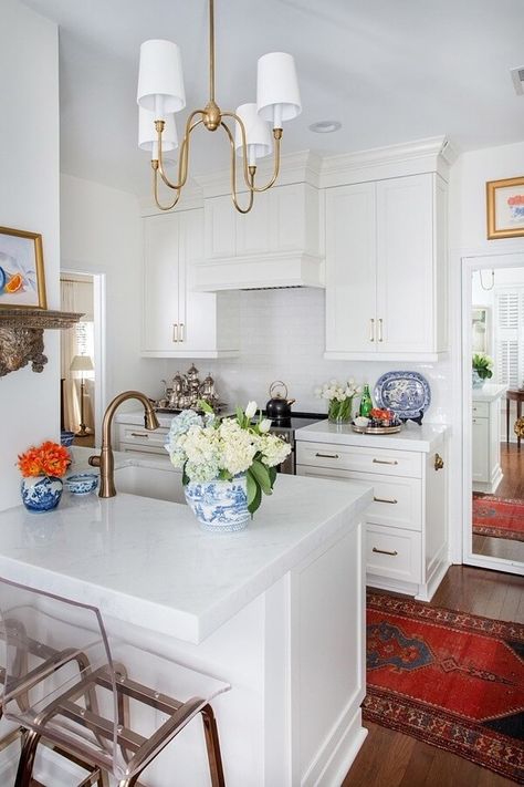 Small House Luxury Interiors, Tiny White Kitchen, White Apartment Kitchen, Cottage White Kitchen, Grand Millennial Kitchen, How To Style Kitchen Countertops, Grandmillenial Kitchen, Connecticut Kitchen, Millennial Kitchen