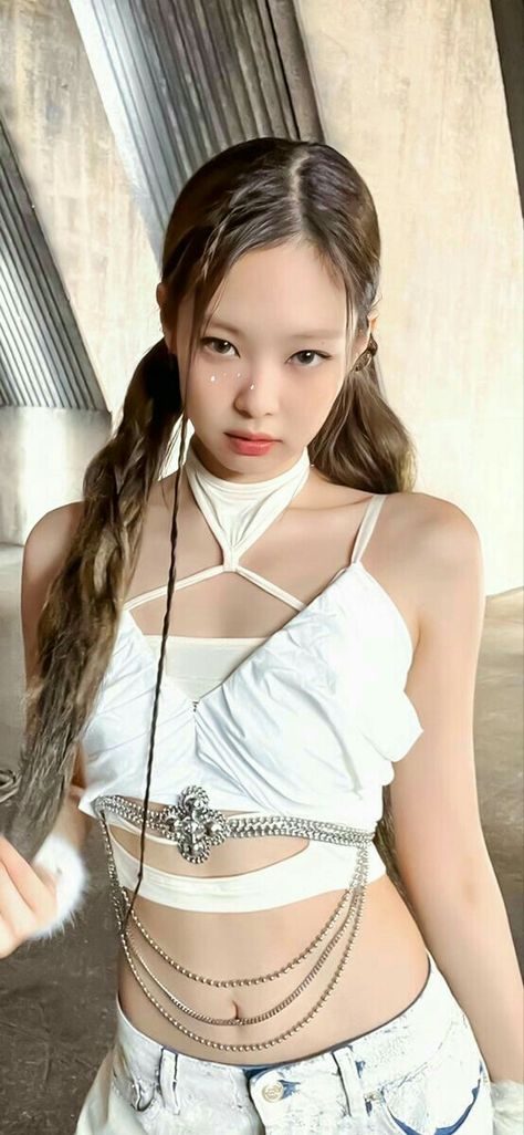 #Jennie #blackpink #viral#pinterest Rosé Cute Blackpink, Feeding Horses, Wallpers Pink, Jennie Calvin Klein, Black Pink Background, Paris Olympics, Jen Videos, Kpop Girl Bands, Jennie Kim Blackpink