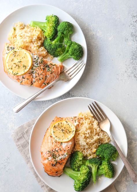 Simplest Lemon-Herb Roasted Salmon - Completely Delicious Plats Healthy, Healthy Salmon, Resep Diet, Makanan Diet, Health Dinner, Good Eat, Roasted Salmon, Health Dinner Recipes, Idee Pasto Sano