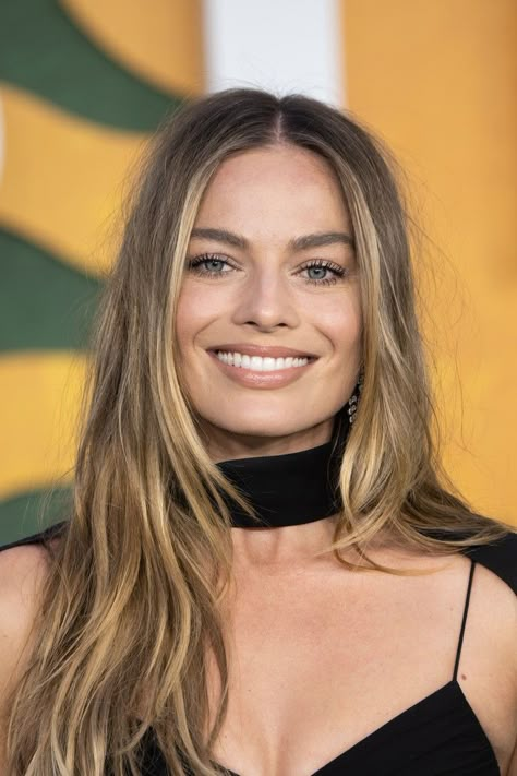 Margot Robbie Hair, Rambut Brunette, Bronde Hair, Dirty Blonde Hair, Honey Blonde Hair, Dark Blonde Hair, Blonde Hair Inspiration, Blonde Hair Looks, Long Blonde